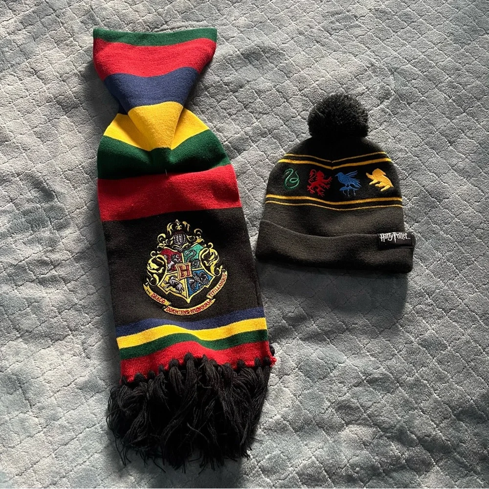 NWT Harry Potter Hogwarts Scarf‎ and matching beanie